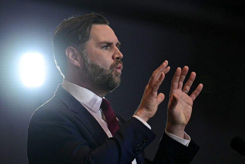 Vance roasted over stunning comparison: 'Does he know what happened to the Titanic?'