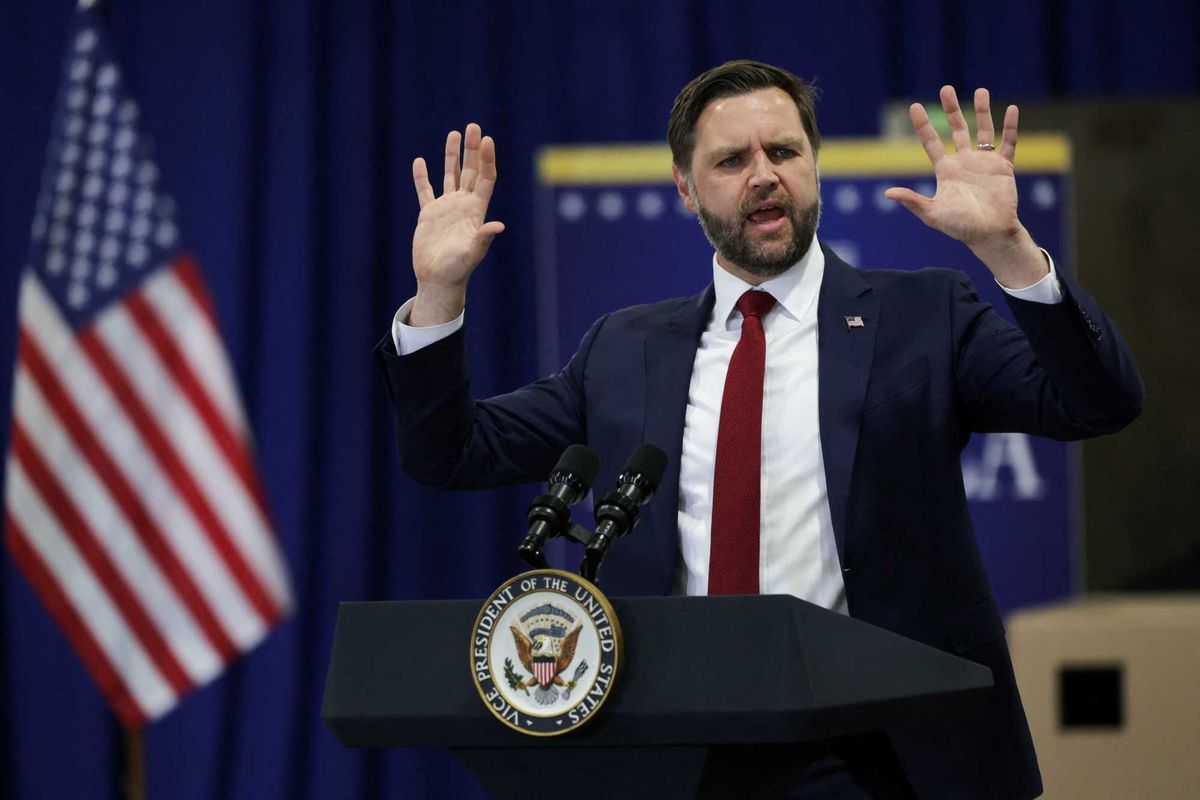 Awkward silence falls over Iowa crowd as Vance stumbles through his own speech