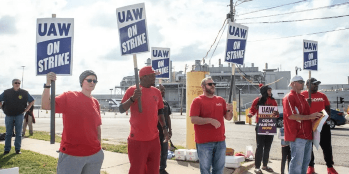 Upbeat mood along picket lines on US auto strike's first day - Raw Story