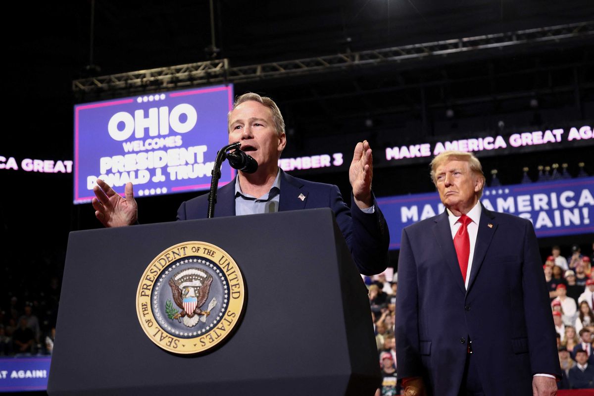 Trump buried in mockery for ogling male senator's rear end: 'Nothing unusual about this'