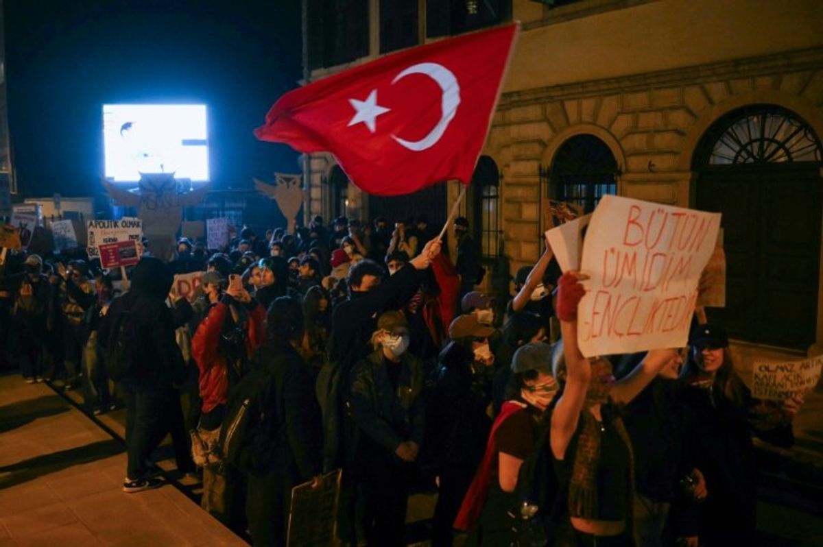 Hundreds arrested as Turkey protesters defy crackdown