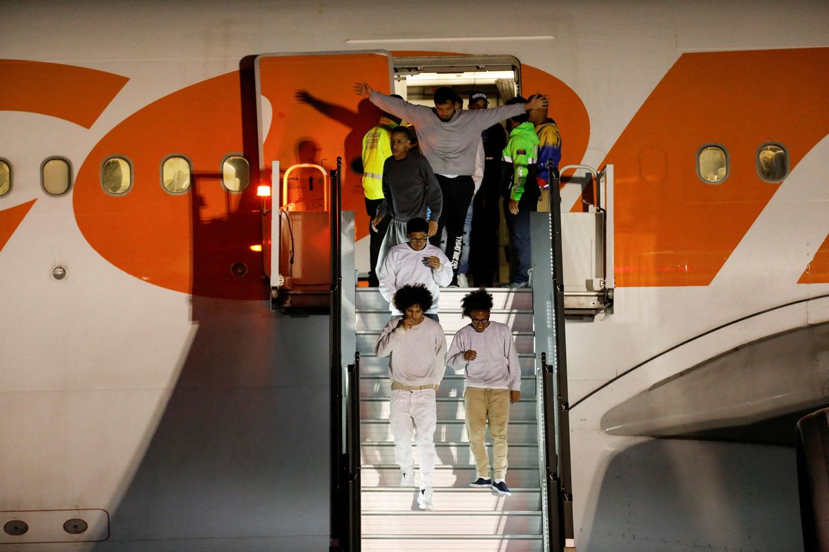 'I cried': Flight attendants describe inhumane conditions on deportation planes