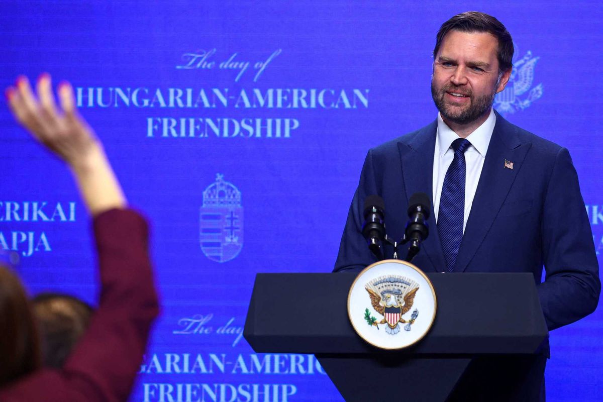 Trump blindsides JD Vance by forcing him to learn about major Iran update from reporters