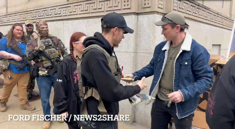 فعالان اسلحه مجلات AR-15 را در کاپیتول توزیع می‌کنند تا از ممنوعیت آینده سرپیچی کنند