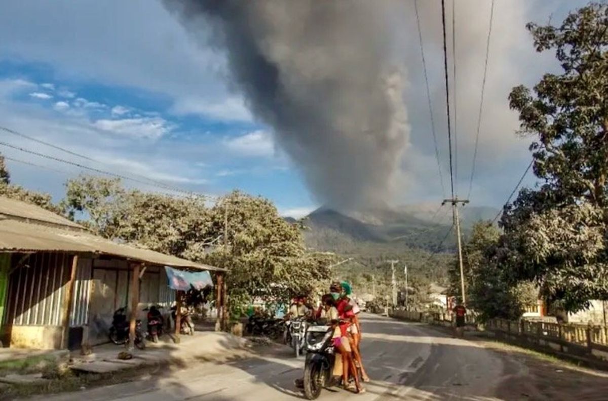 Indonesia volcano erupts again after killing nine day earlier