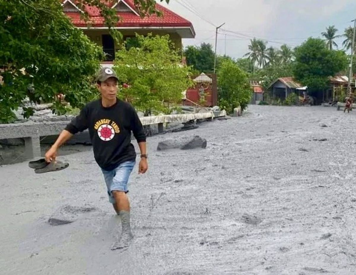 Torrent of volcanic mudflow hits Philippine village