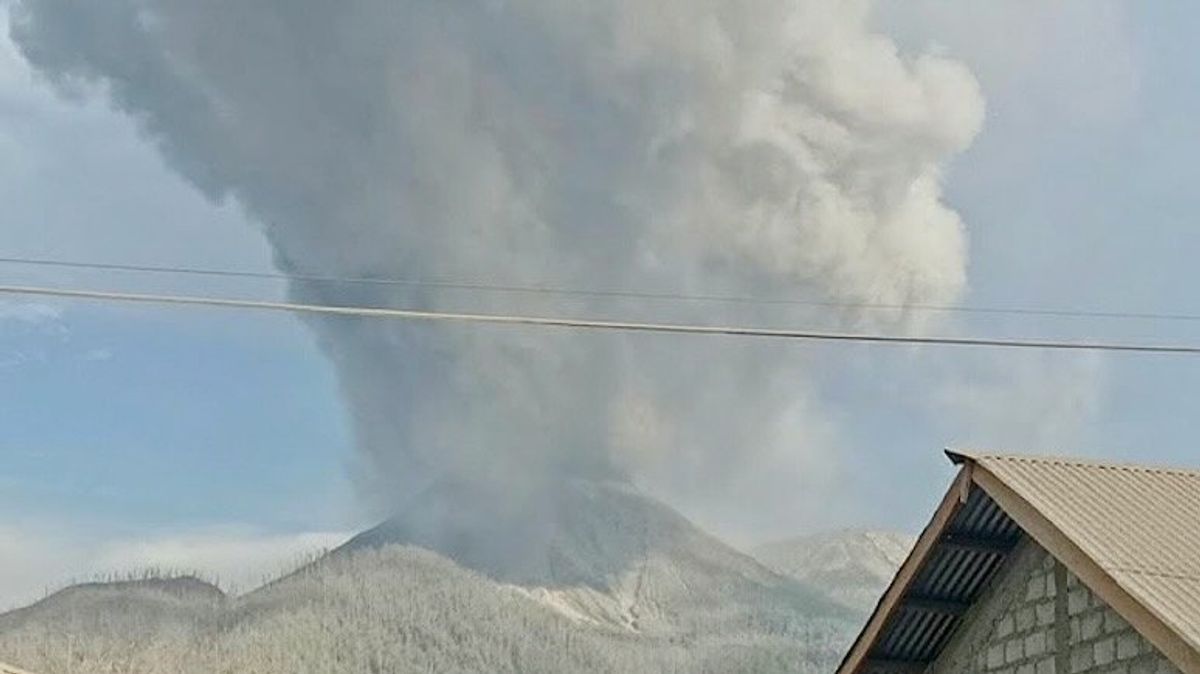 Indonesia to relocate thousands around volcano after eruptions