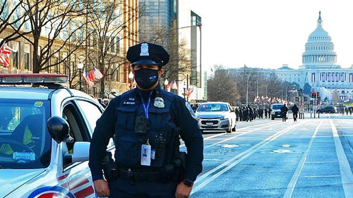 Four drag racing DC cops taken to the hospital -- and two police cruisers totaled: report