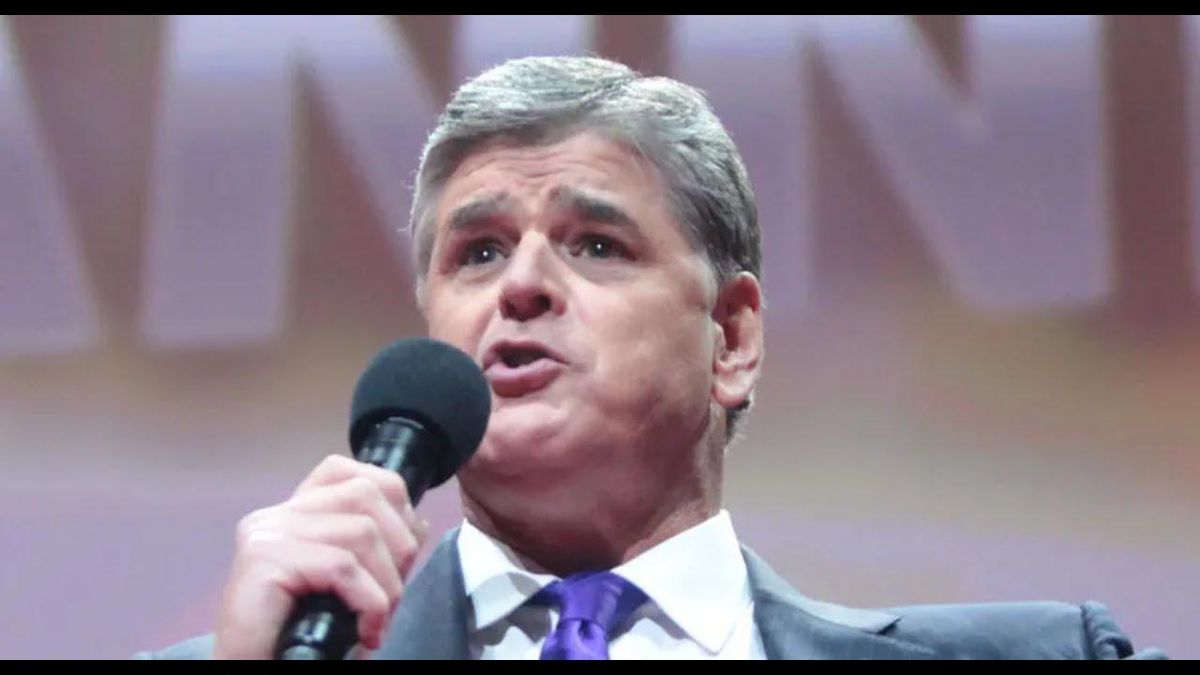 Watch what Sean Hannity was saying publicly while texting Trump allies in private