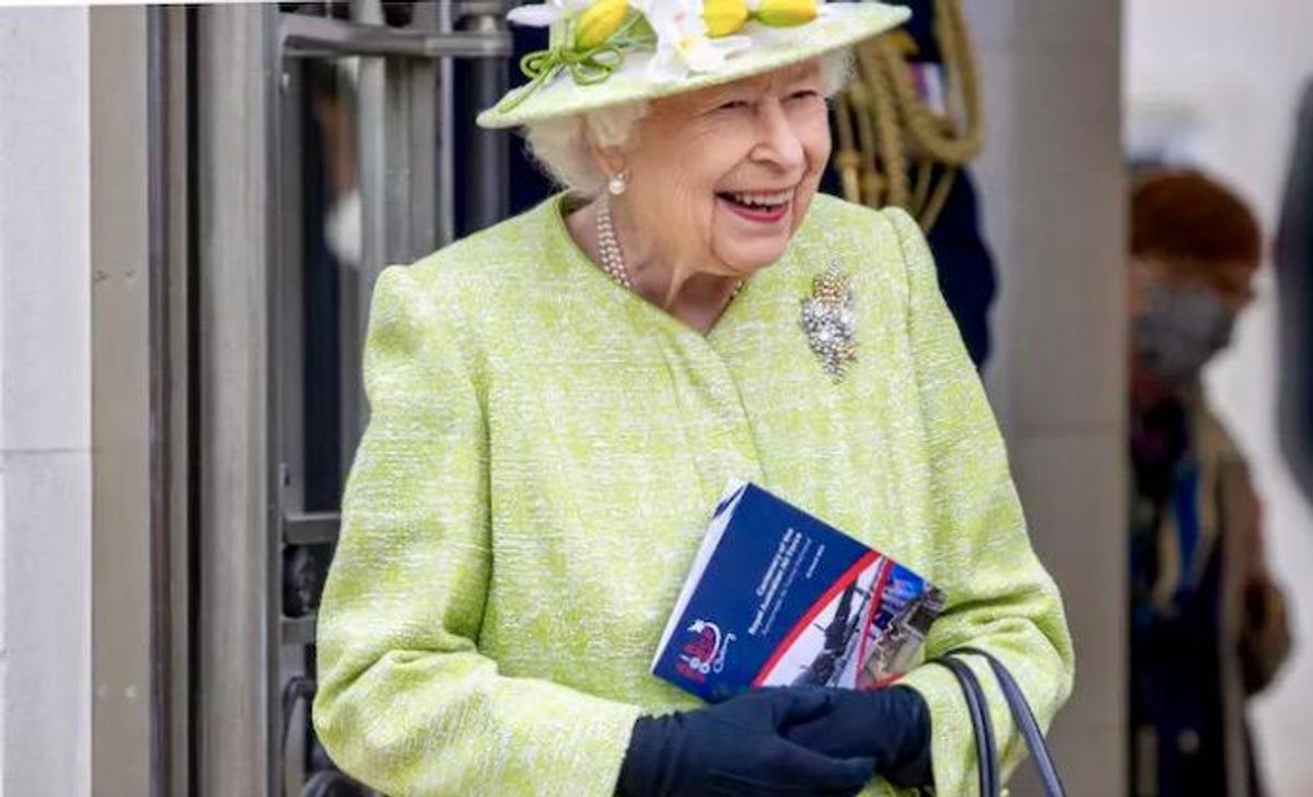 Queen Elizabeth makes Russia quip in first outing in five months