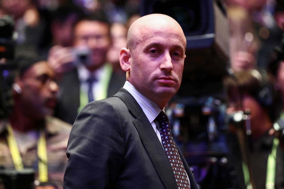 Stephen Miller sepolto nello scherno di internet dopo il dietrofront dell'ICE: 'Sa di aver sbagliato'