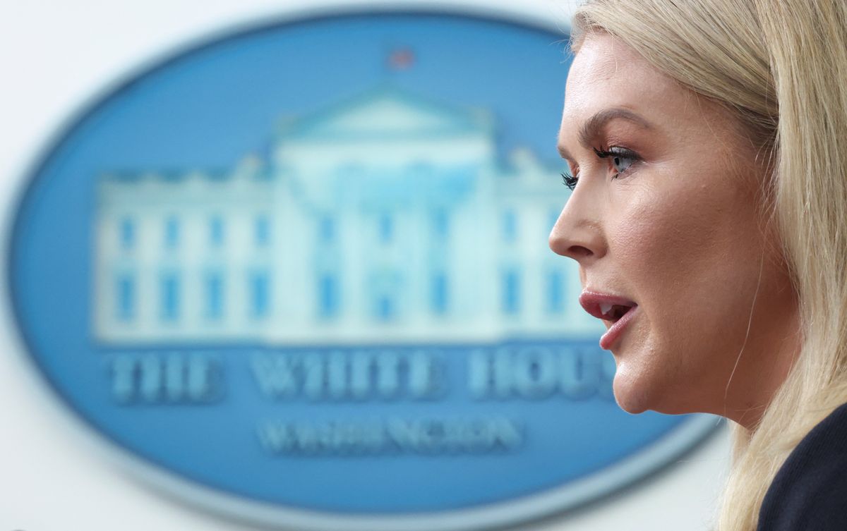 Fox News reporter confronts Trump press sec on gaping hole in White House 'dress code'