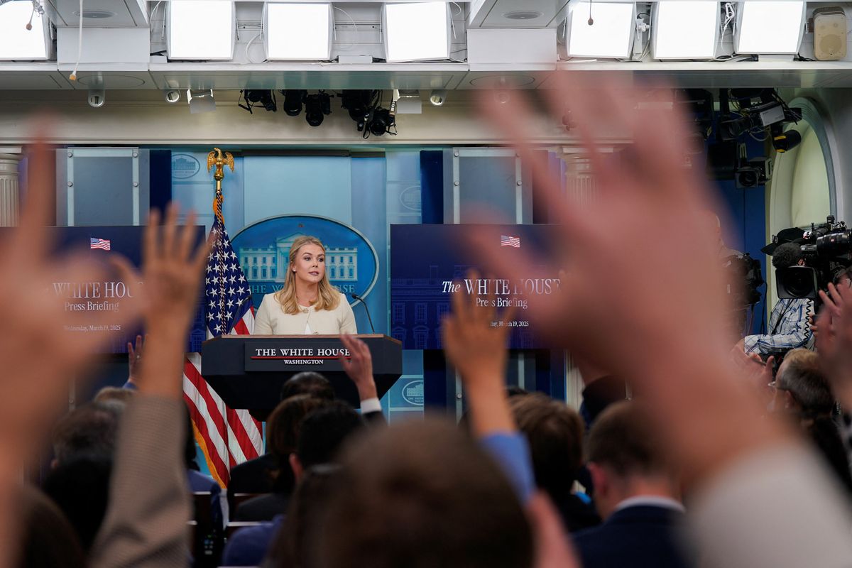 'Feels like I should clear that up': Karoline Leavitt silenced as reporter schools her