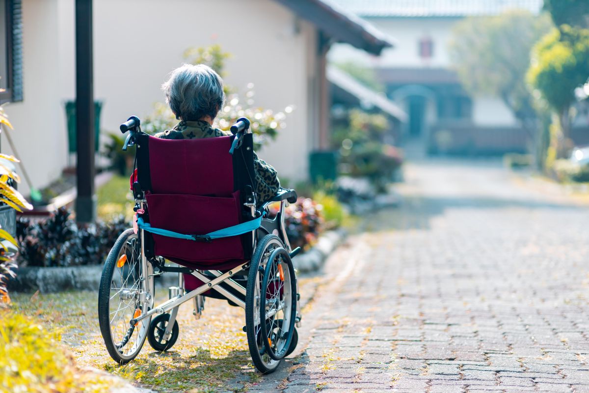 Nurse accused of tying elderly woman to a wheelchair keeps her license