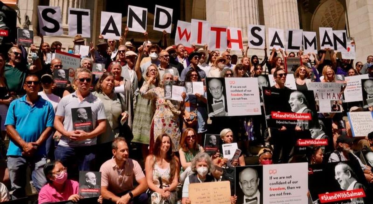 Literature world holds New York rally for Rushdie